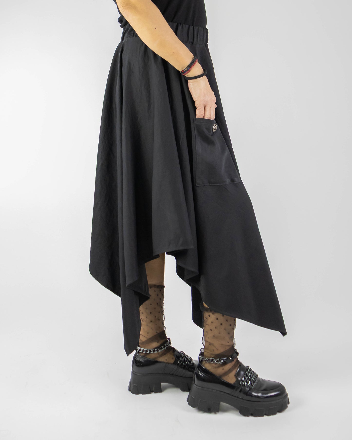 Fustă Arhitecturală Noir cu Buzunare Statement | Mărime Universală (S-XL) | Qarma