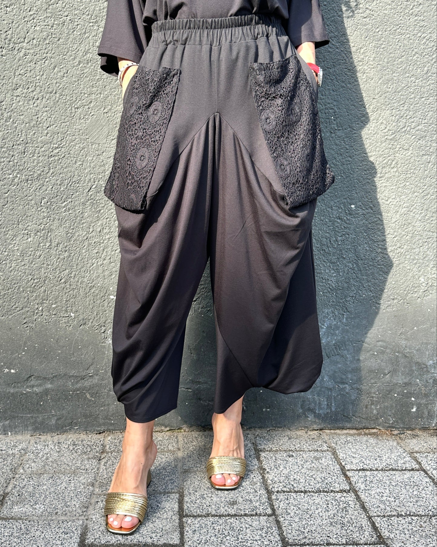 Pantaloni Negri Căzuți cu Buzunare din Dantelă (S-XL)