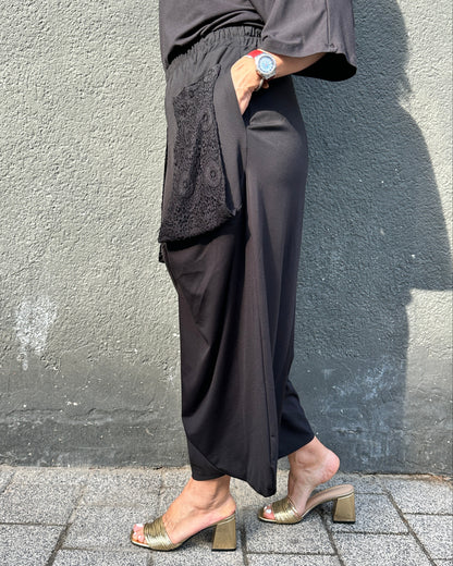 Pantaloni Negri Căzuți cu Buzunare din Dantelă (S-XL)