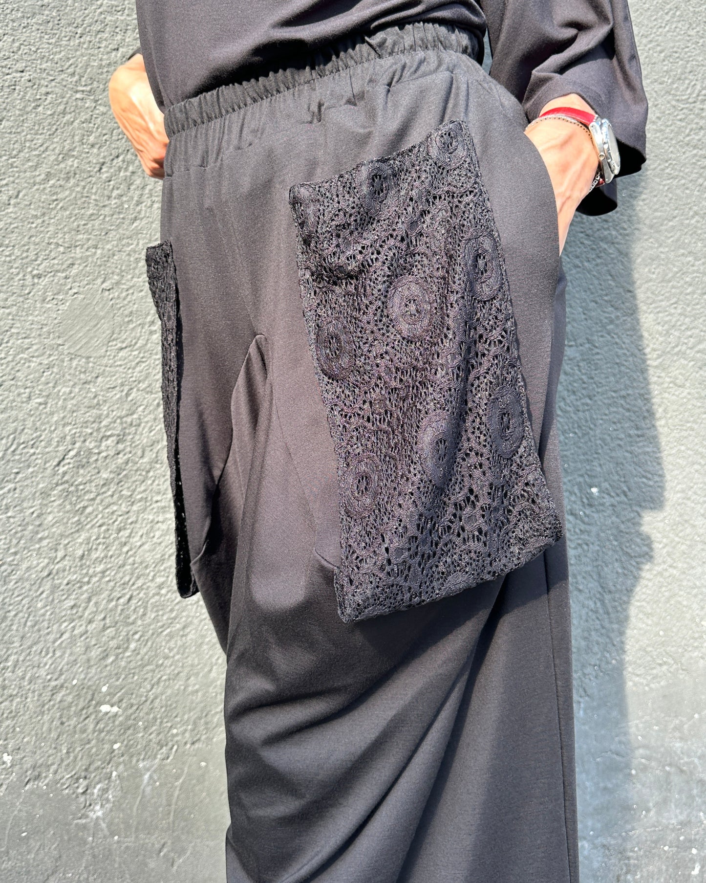 Pantaloni Negri Căzuți cu Buzunare din Dantelă (S-XL)
