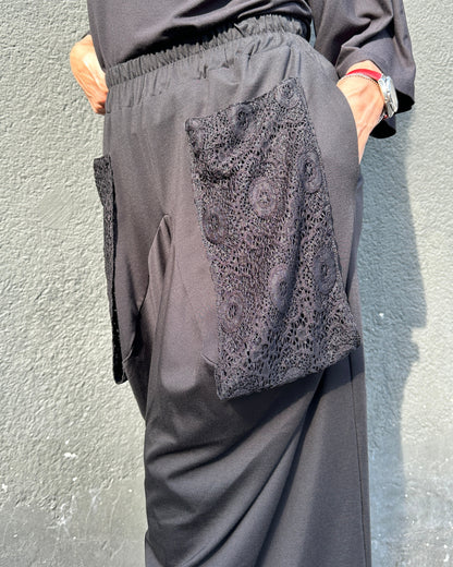 Pantaloni Negri Căzuți cu Buzunare din Dantelă (S-XL)
