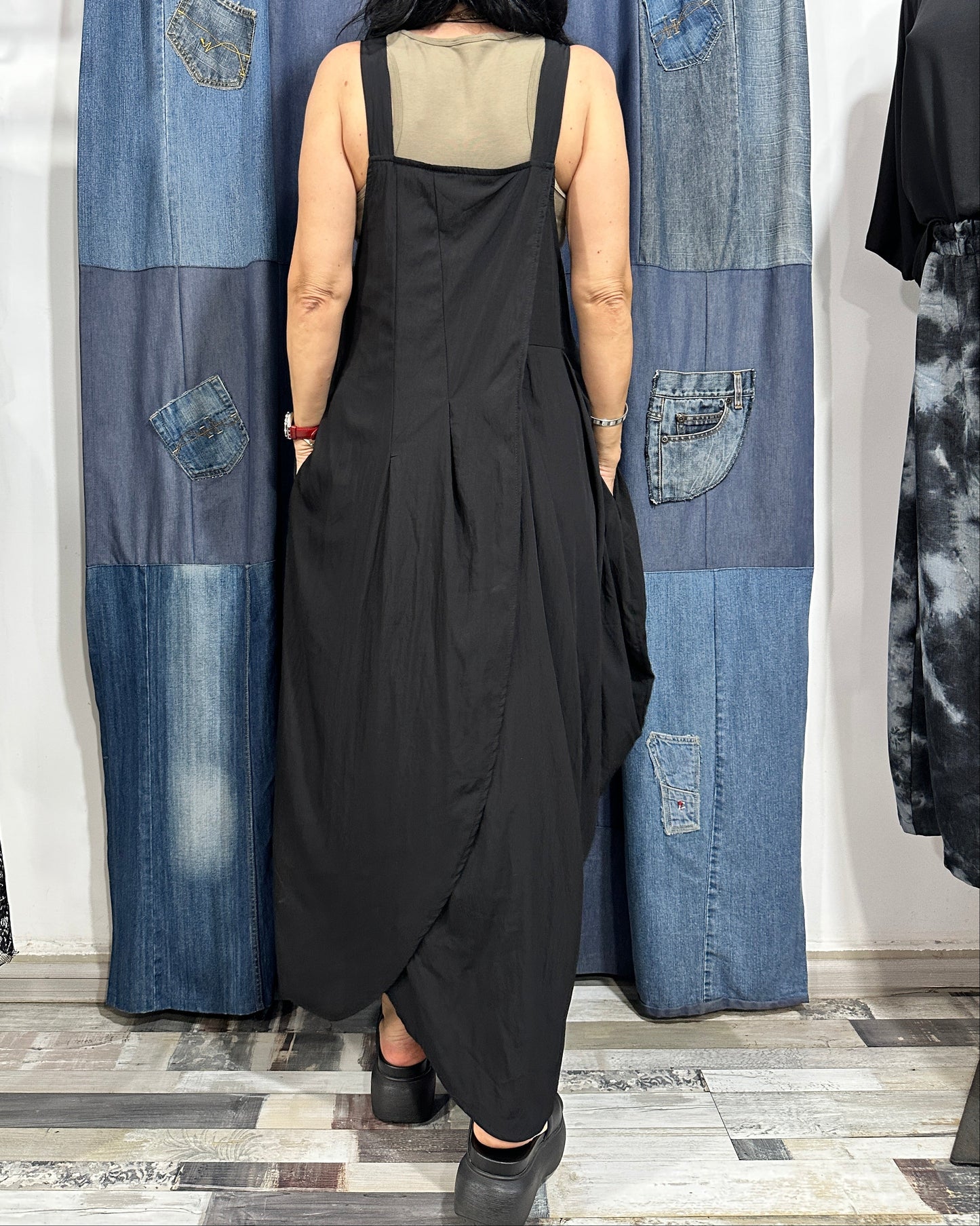 Sarafan Arhitectural Negru cu Textură Micro-Creponată (S-XL)