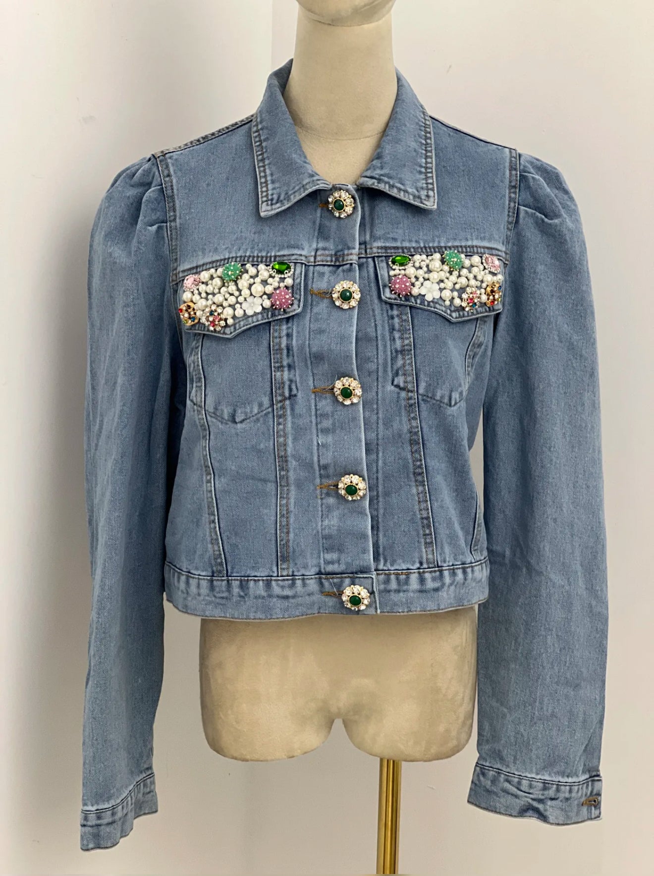 Jacheta denim albastra cu aplicatii stralucitoare si nasturi tip bijuterie - simpla / accesorizata manual
