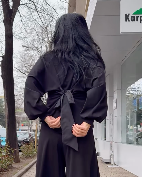 Bluză Neagră cu Fundă la Spate și Mâneci Bufante | Mărime Universală | Qarma