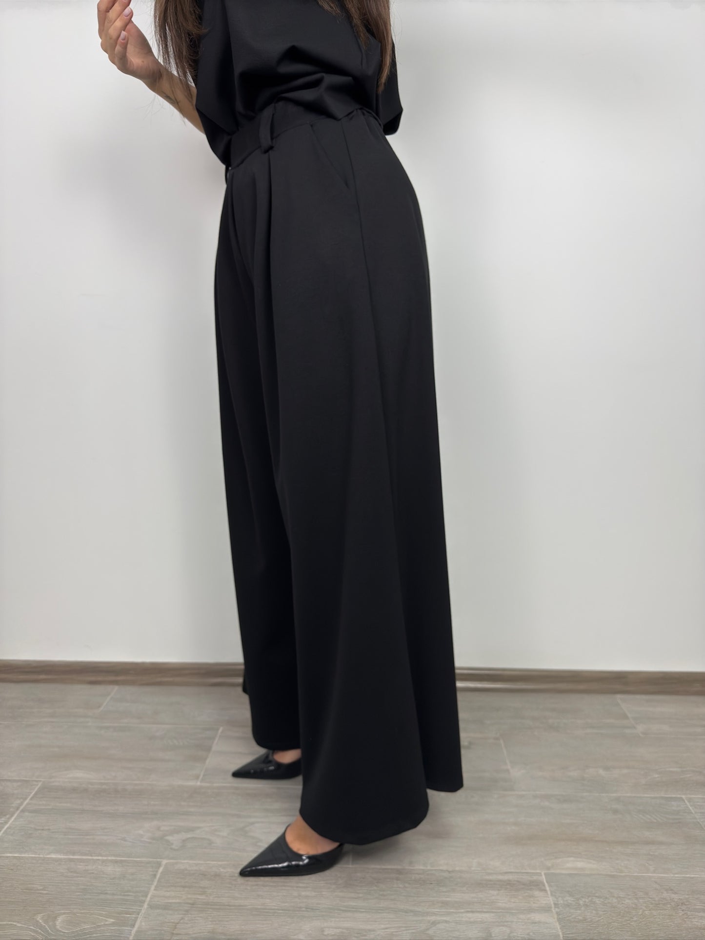 Pantaloni Largi Dama – Croiala Cropped cu Pense