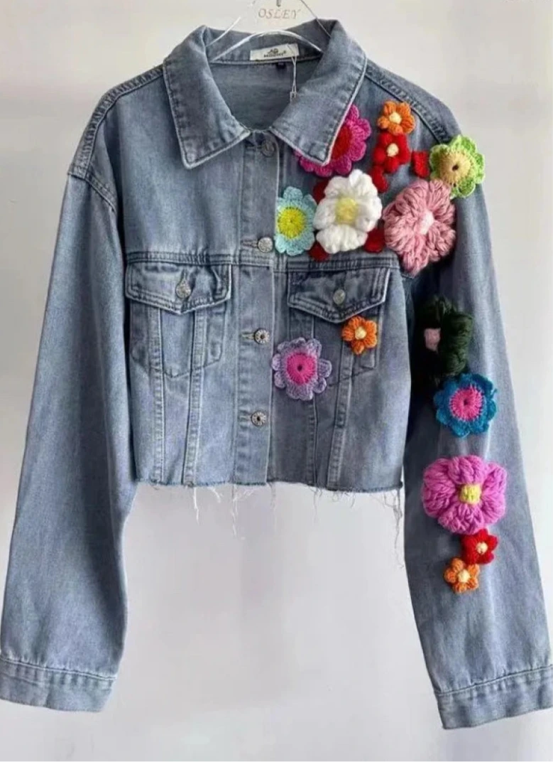 Jacheta din denim cu flori aplicate in relief